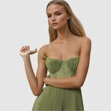 Adéla - Eleganza moderna con schiena scoperta